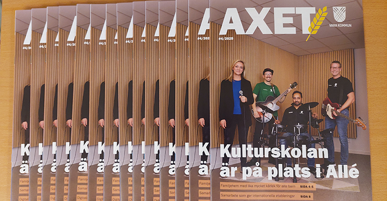 många magasin ligger omlott på ett bord