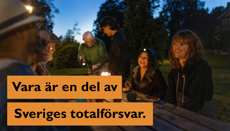 Flera personer sitter på en bänk samt texten Vara är en del av Sveriges totalförsvar.