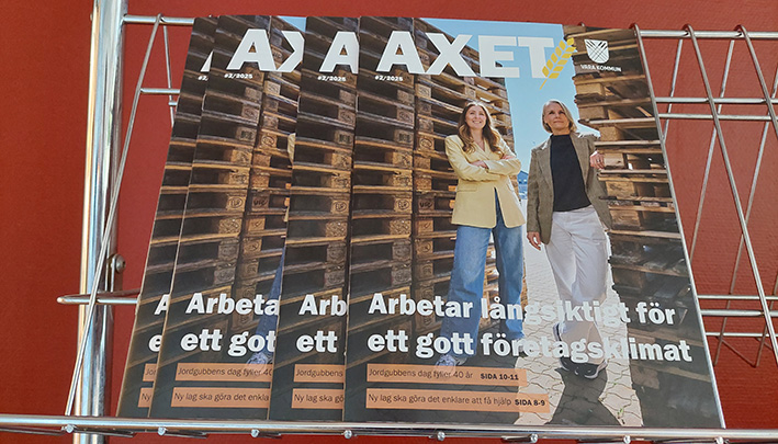 Flera magasin som står omlott i ett tidningsställ i metall