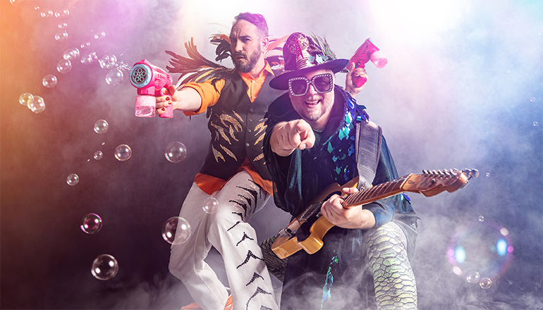 Bakgrund röda illustrerade jordgubbar med vit Facebook-logga på.